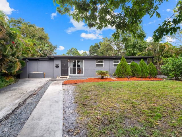 Продажа дома по адресу 2869 SW 13th Court - фото 5981614