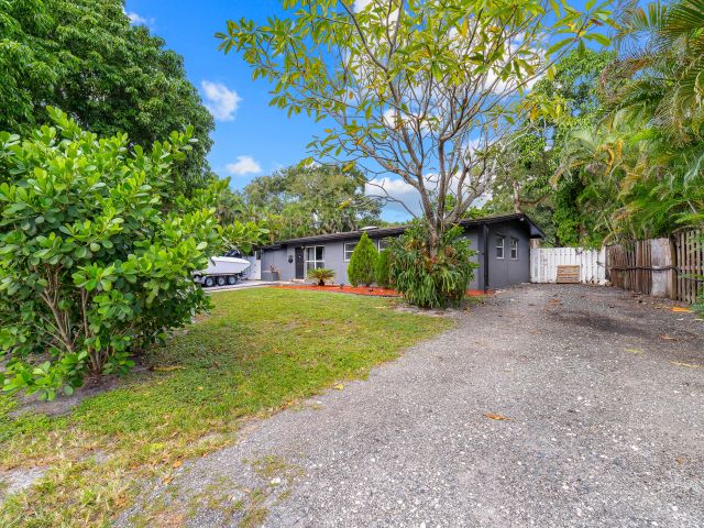 Продажа дома по адресу 2869 SW 13th Court - фото 5981619