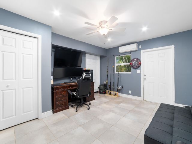 Продажа дома по адресу 2869 SW 13th Court - фото 6067684