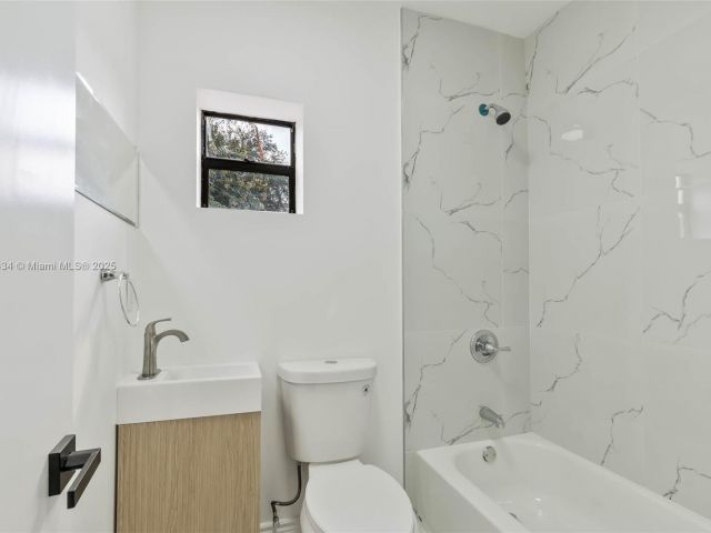 Продажа дома по адресу 583 NW 47th Ter - фото 6003895