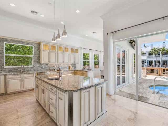 Продажа дома по адресу 1030 Rhodes Villa Avenue - фото 5878042