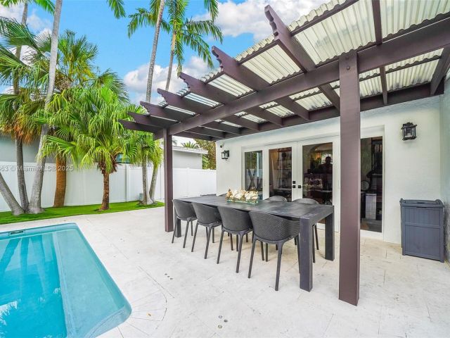 Продажа дома по адресу 5237 La Gorce Dr - фото 5872893