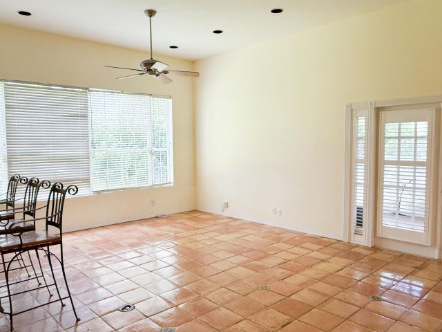 Продажа дома по адресу 255 Russlyn Drive - фото 6300316