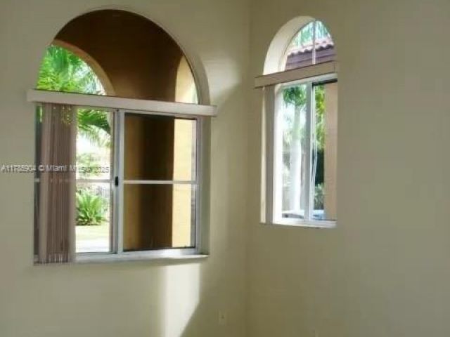 Дом в аренду по адресу 2540 NE 41st Ter - фото 5870936