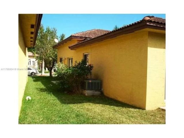 Дом в аренду по адресу 2540 NE 41st Ter - фото 5870937