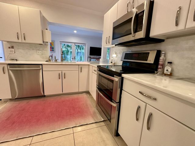 Дом в аренду по адресу 801 NW 6th Drive - фото 5954183