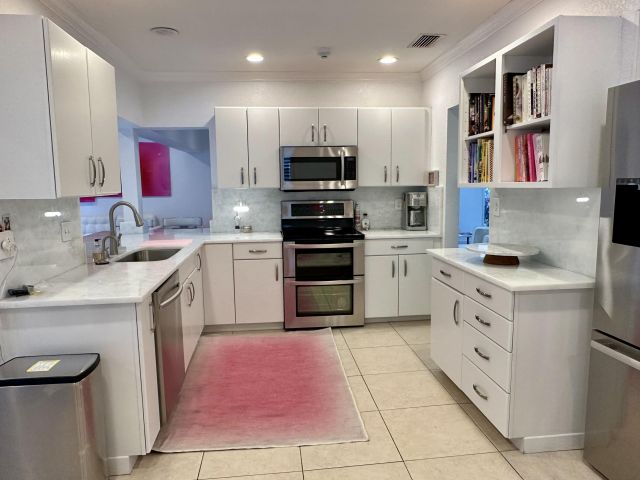 Дом в аренду по адресу 801 NW 6th Drive - фото 5954185