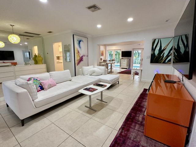 Дом в аренду по адресу 801 NW 6th Drive - фото 5954189