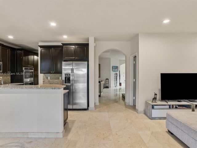 Продажа дома по адресу 10075 NW 86th Ter - фото 5859554