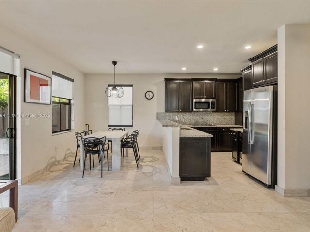 Продажа дома по адресу 10075 NW 86th Ter - фото 5859555