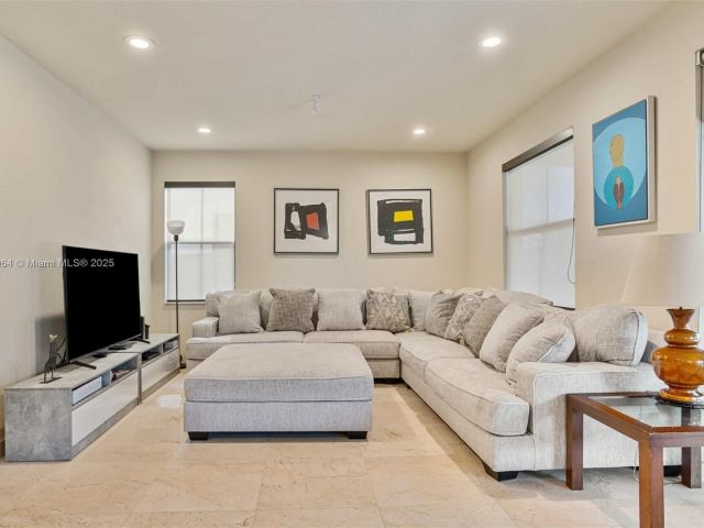 Продажа дома по адресу 10075 NW 86th Ter - фото 5859557