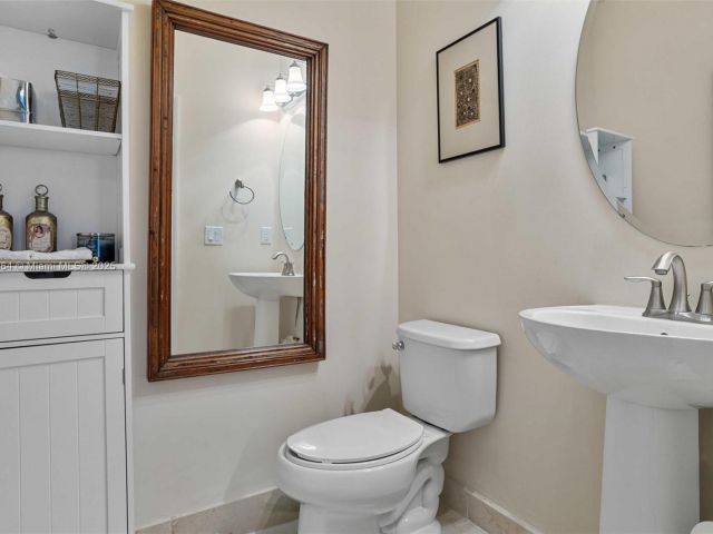 Продажа дома по адресу 10075 NW 86th Ter - фото 5859561