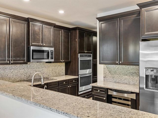 Продажа дома по адресу 10075 NW 86th Ter - фото 5859562