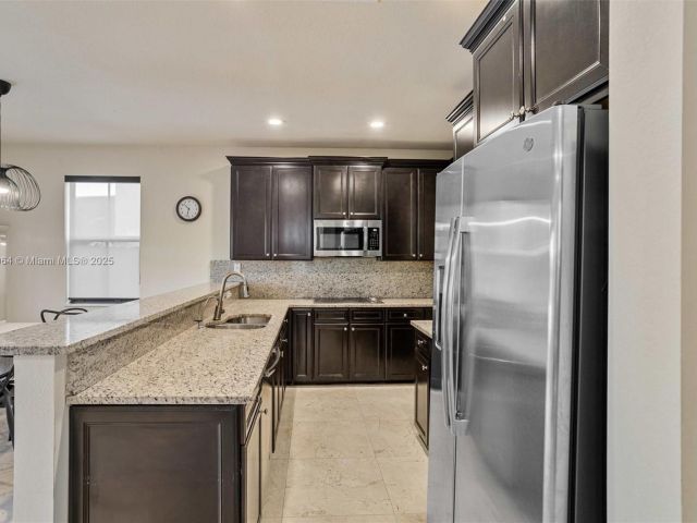 Продажа дома по адресу 10075 NW 86th Ter - фото 5859569