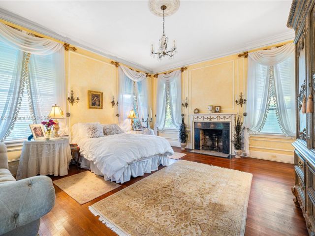 Продажа дома по адресу 8447 E Dixie Hwy - фото 6009341