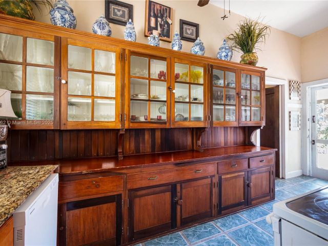 Продажа дома по адресу 8447 E Dixie Hwy - фото 6009344