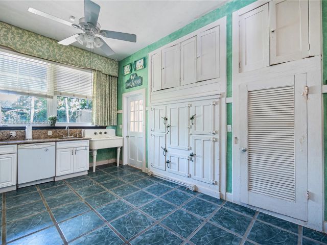 Продажа дома по адресу 8447 E Dixie Hwy - фото 6009345