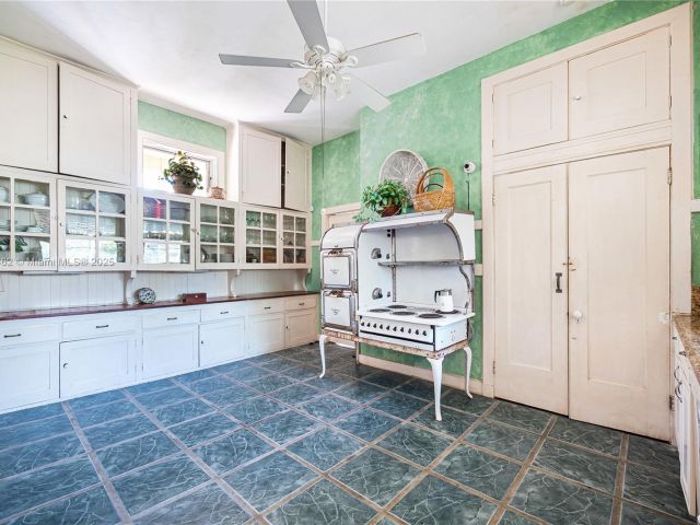 Продажа дома по адресу 8447 E Dixie Hwy - фото 6009346