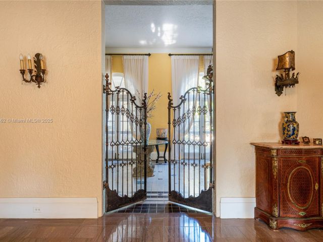 Продажа дома по адресу 8447 E Dixie Hwy - фото 6009350