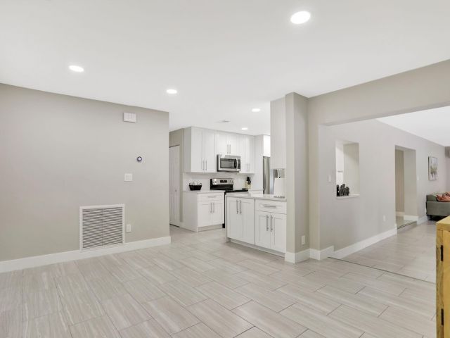 Дом в аренду по адресу 1035 NW 5th Ave - фото 5941846