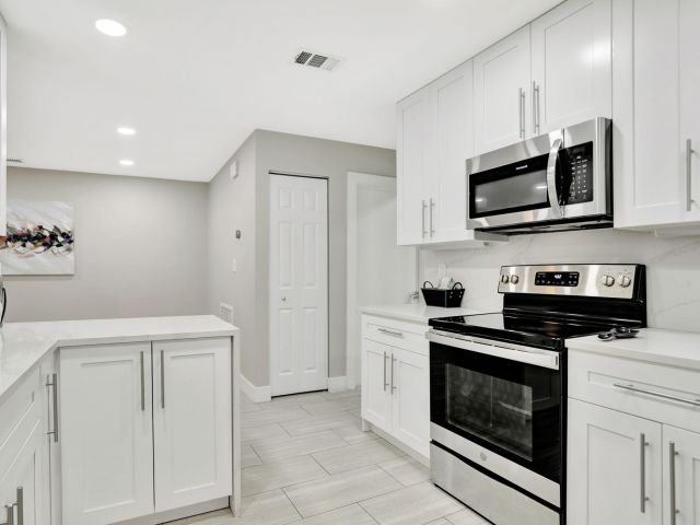 Дом в аренду по адресу 1035 NW 5th Ave - фото 5941852