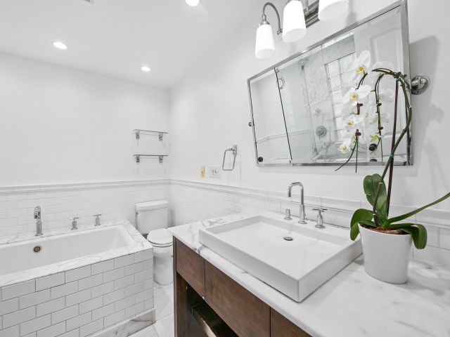 Продажа дома по адресу 2709 NE 30th St - фото 5981502