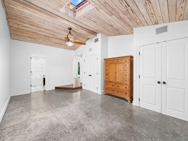 Продажа дома по адресу 2709 NE 30th St - фото 5981504