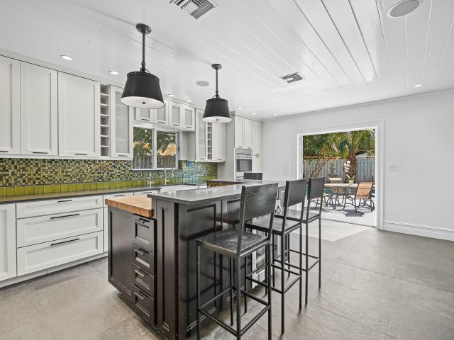 Продажа дома по адресу 2709 NE 30th St - фото 5981511