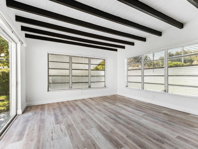 Продажа дома по адресу 606 N 31st Court - фото 6644914