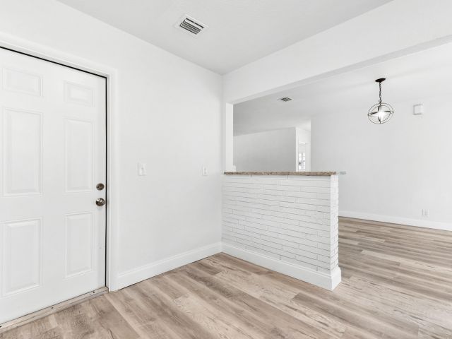 Продажа дома по адресу 606 N 31st Court - фото 6644920