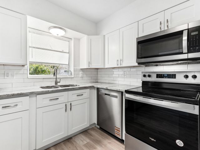 Продажа дома по адресу 606 N 31st Court - фото 6644921