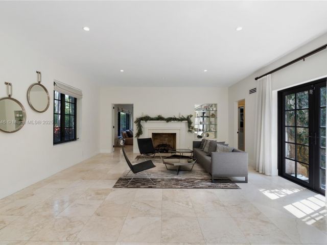 Продажа дома по адресу 100 E Dilido Dr - фото 5871897