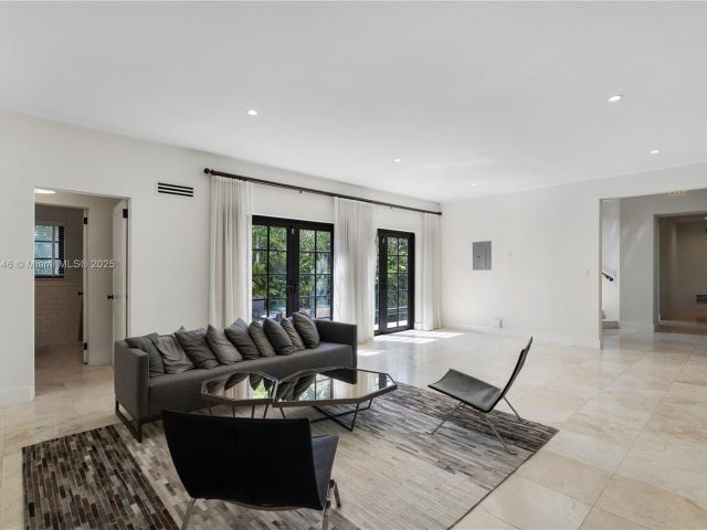 Продажа дома по адресу 100 E Dilido Dr - фото 5871898