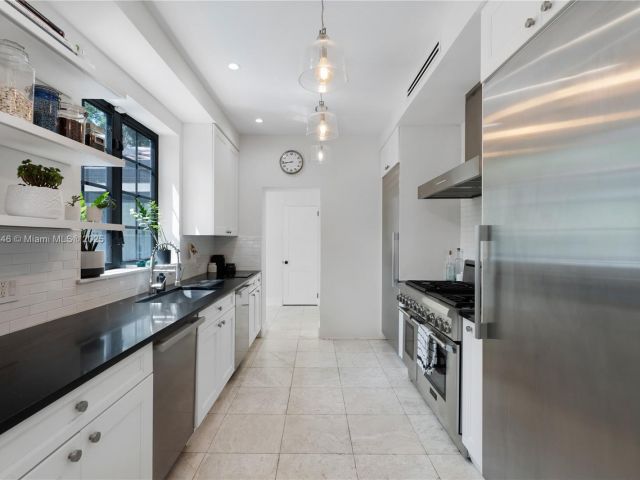 Продажа дома по адресу 100 E Dilido Dr - фото 5871901