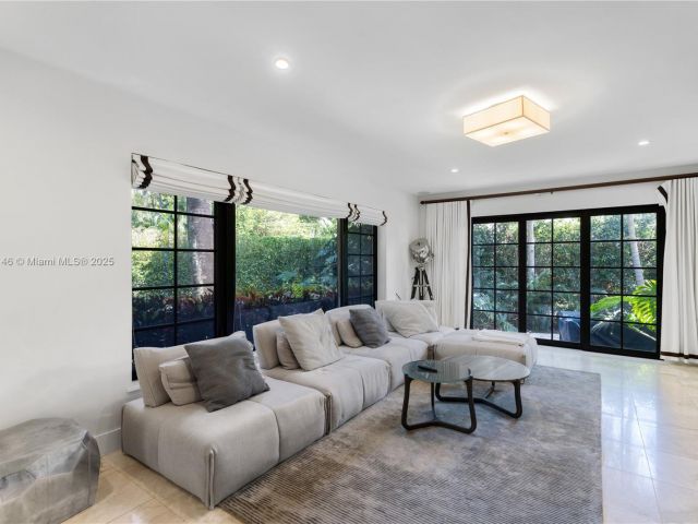 Продажа дома по адресу 100 E Dilido Dr - фото 5871905