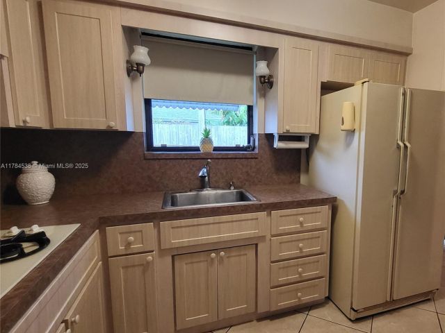 Продажа дома по адресу 521 N 70th Way - фото 6780313