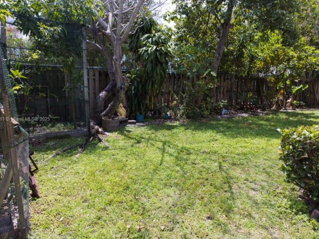 Продажа дома по адресу 1735 NW 77th Ave - фото 5883000