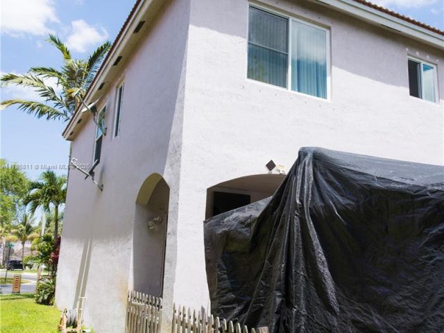 Продажа дома по адресу 1735 NW 77th Ave - фото 5883002