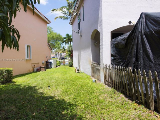 Продажа дома по адресу 1735 NW 77th Ave - фото 5883003