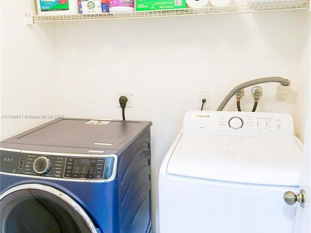 Продажа дома по адресу 1735 NW 77th Ave - фото 5883006