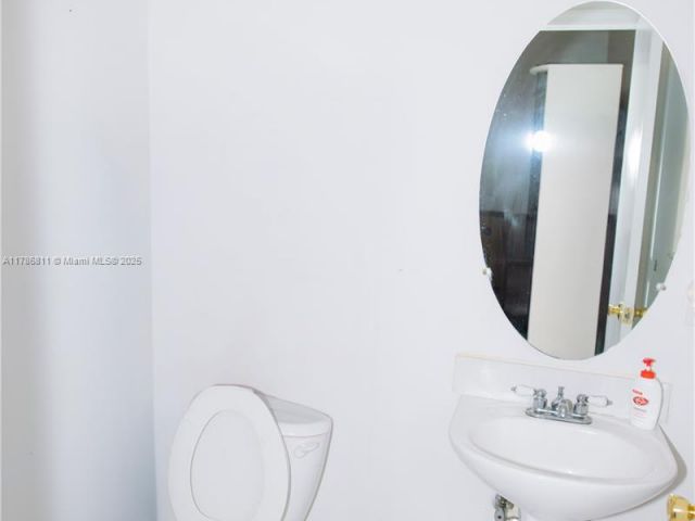 Продажа дома по адресу 1735 NW 77th Ave - фото 5883007