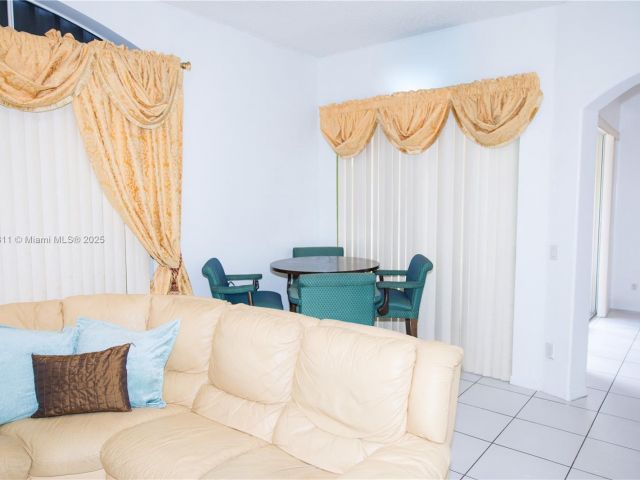 Продажа дома по адресу 1735 NW 77th Ave - фото 5883008