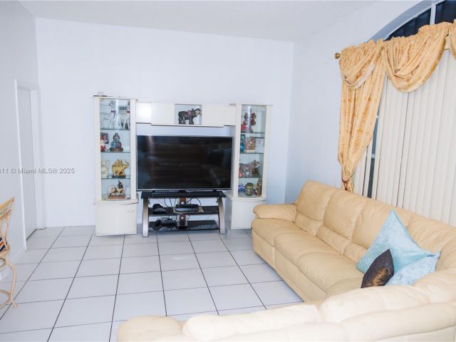 Продажа дома по адресу 1735 NW 77th Ave - фото 5883009