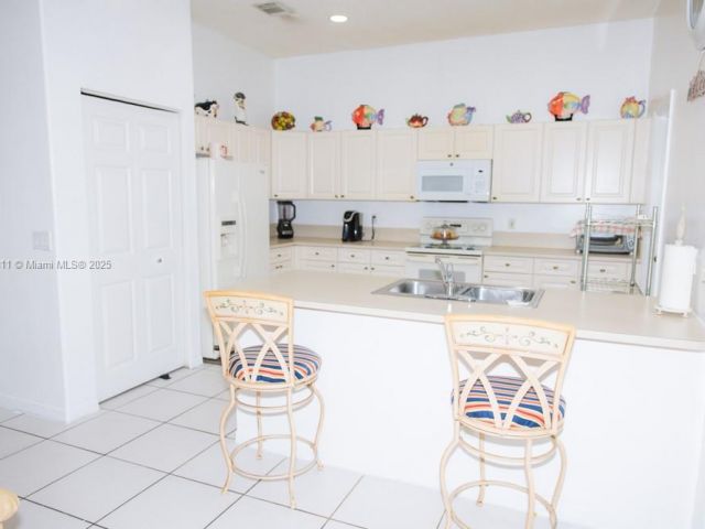 Продажа дома по адресу 1735 NW 77th Ave - фото 5883010