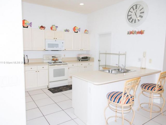 Продажа дома по адресу 1735 NW 77th Ave - фото 5883011