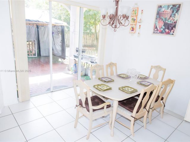 Продажа дома по адресу 1735 NW 77th Ave - фото 5883012