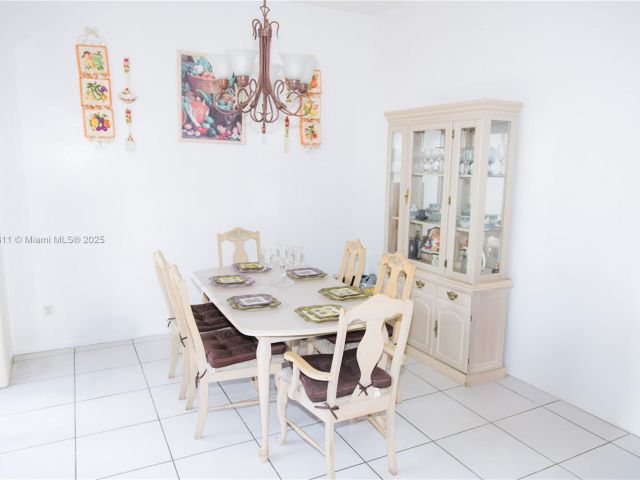 Продажа дома по адресу 1735 NW 77th Ave - фото 5883013