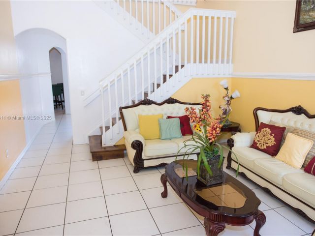 Продажа дома по адресу 1735 NW 77th Ave - фото 5883016