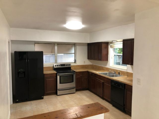 Продажа дома по адресу 520 E Campus Cir - фото 6081434