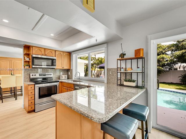 Продажа дома по адресу 2133 NE 63rd Ct - фото 5890254